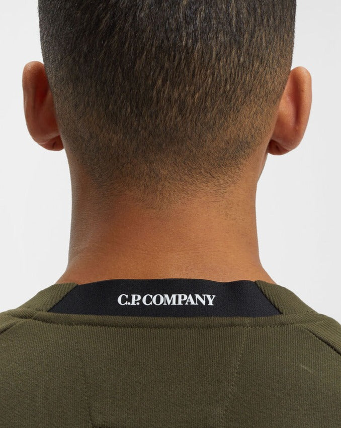 Crew neck Loopback cotton 100% cotton Lens detailing on left arm zip pocket Logo detail in back collar Ribbed cuffs and hem Art. 15CMSS022A 005086W Col. 683 Ivy green C.P. Company Diagonal Raised Fleece Lens Sweatshirt / Ivy Green