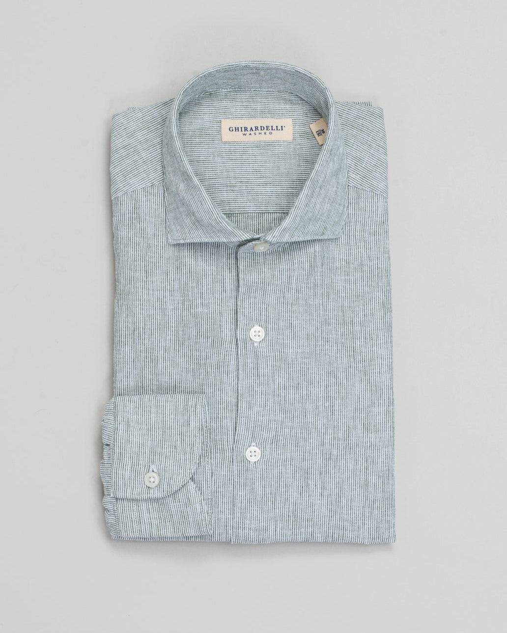 Cutaway collar
Curved hem
55% linen, 45% cotton
Art. H9330
Mod. L69
Collar B878
Color: 05 Green