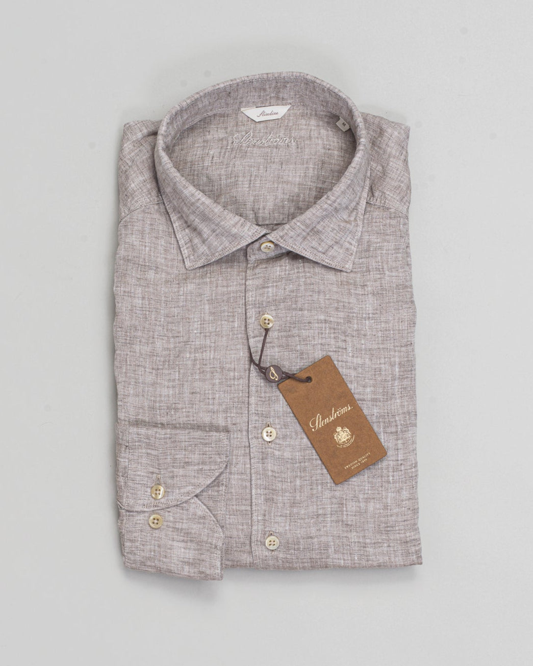 This shirt is made of linen and is detailed with mother of pearl buttons, single cuffs and a cut away collar.
Composition: 100% Linen
Article: 7747217970
Color: 250 / Light Brown
Slimline
