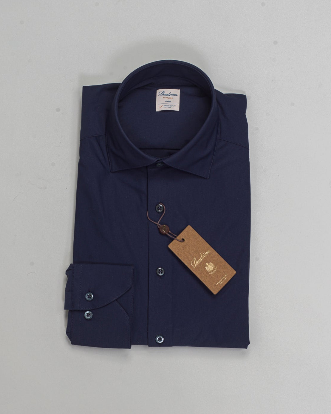 This navy casual Slimline jersey shirt is made of polyamide and elastane. The shirt is detailed with mother of pearl buttons, single cuffs and a cut away collar.
Composition: 73% Polyamide 27% Elastan
Article: 8407118269
Color: 190 / Navy
Slimline