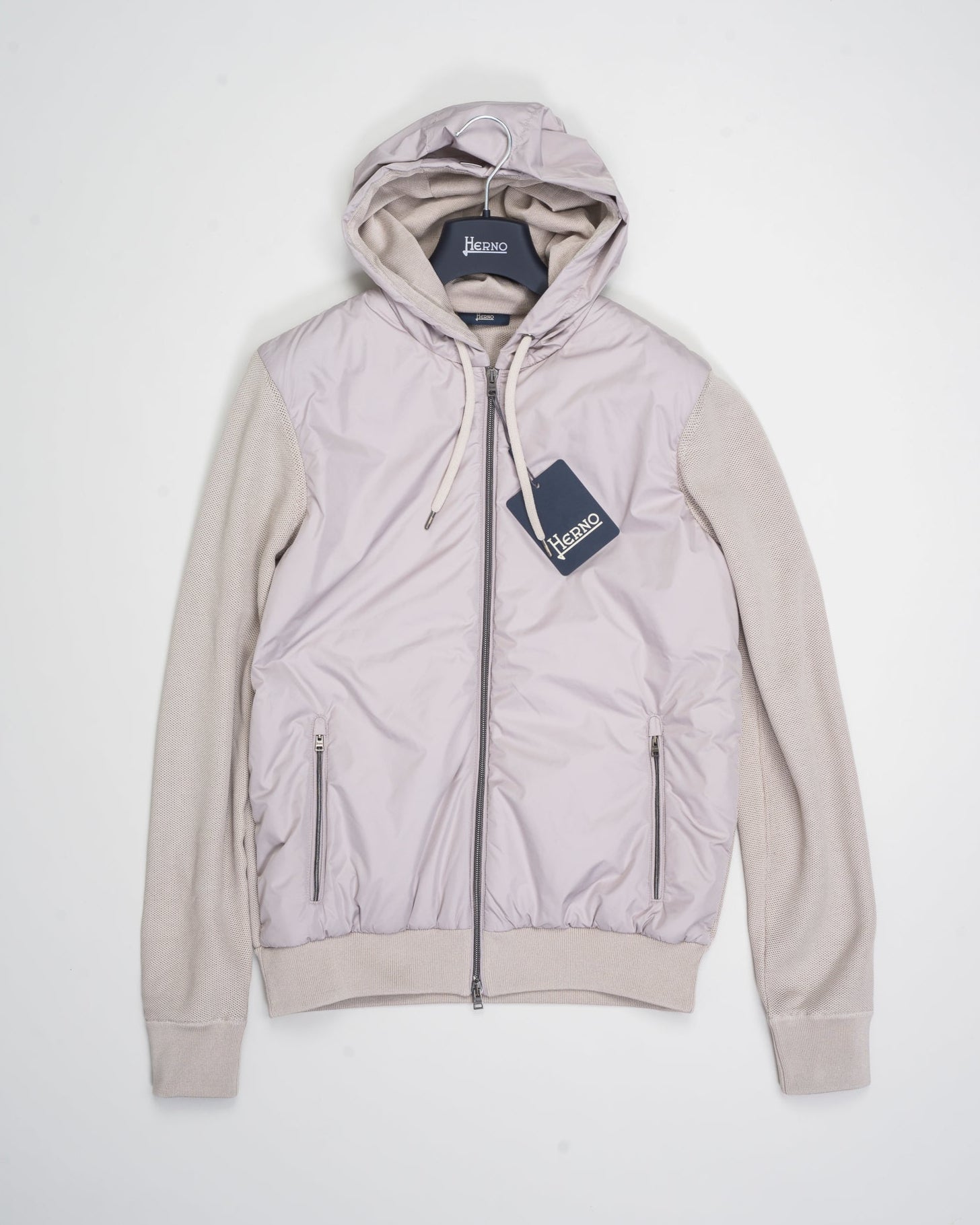 Main fabric: 100% Cotton
Secondary fabric: 100% Polyester
Synthetic padding
Two way zip fastening
Zip side pockets
Knitted back and sleeves
Color: 2600 / Taupe
Article: MC000168U 72056