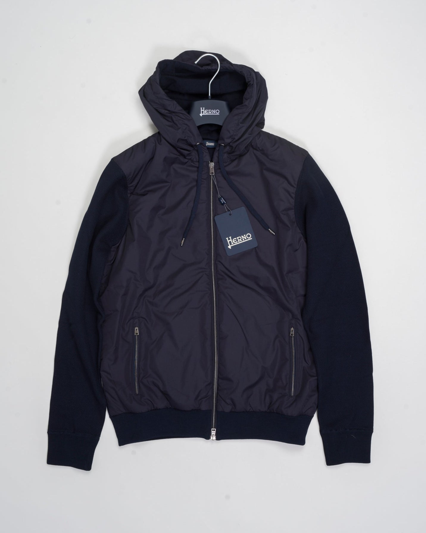 Main fabric: 100% Cotton
Secondary fabric: 100% Polyester
Synthetic padding
Two way zip fastening
Zip side pockets
Knitted back and sleeves
Color: 9200 / Navy
Article: MC000168U 72056