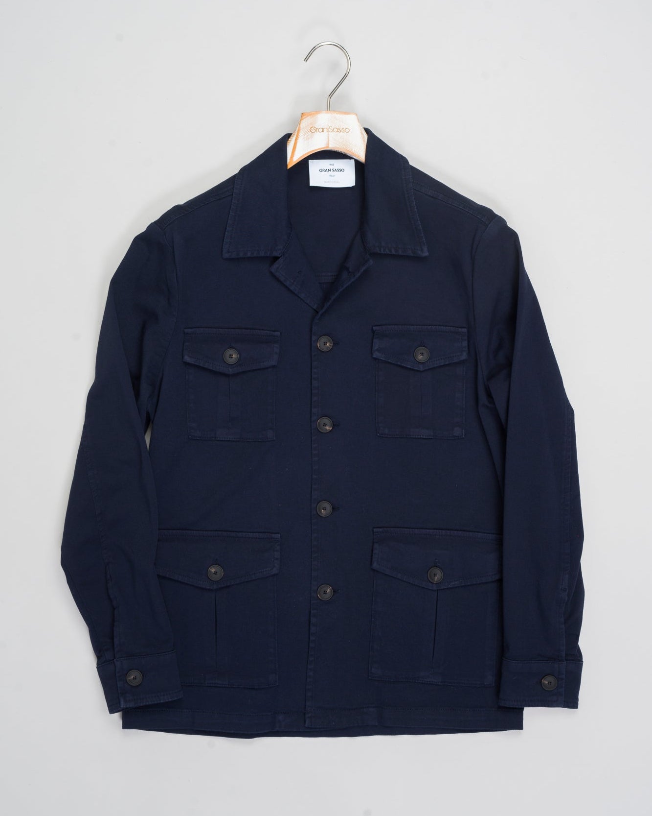 Composition: 98% Cotton 2% Elastan
Color: 593 / Navy
Article: 78189 / 50302
Model: Giacca M/L
Made in Italy