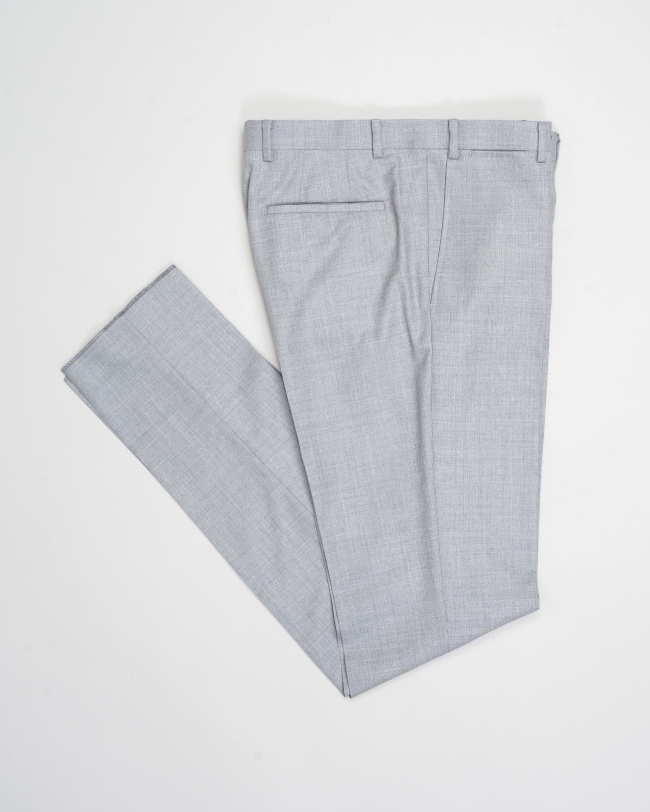 Sauma private label trousers, made of Super 130's Doppio Ritorto 100% wool. This is our in-house quality, so you can find it always in our collection. Designed to be a part of a suit and to be combined with a jacket.
Super 130's Doppio Ritorto 100% wool
Flat front
Zip closure
Raw length to be finished after purchase
Slanted pockets in front
2 back pockets