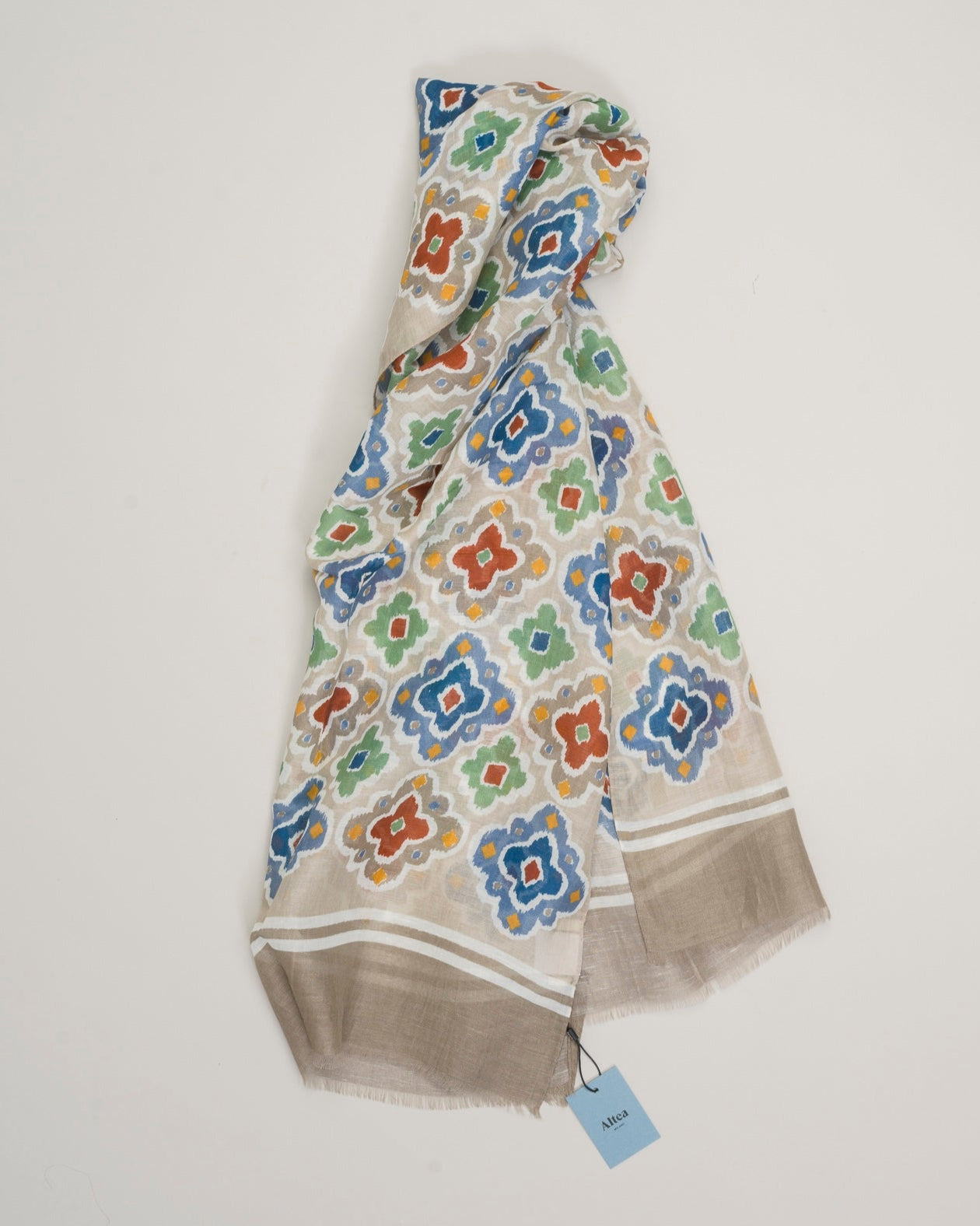 Composition: 65% Linen 35% Modal
Article: 2550103
Made in Italy
Size: 56cm x 185cm Altea Linen & Modal Scarf / Light Brown