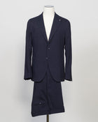 Composition: 53% Linen 39% Virgin wool 8% Mohair
Modello: Monte Carlo / 2SMC22K01
Color: Navy / B3075
Unconstructed shoulder
Unlined
2 Buttons
Notch lapel
Patch pockets
Side vents
Flat front trousers
Belt loops
Slanted side pockets
2 back pockets
Made in Martina Franca, Italy Tagliatore Linen Wool & Mohair Suit / Navy