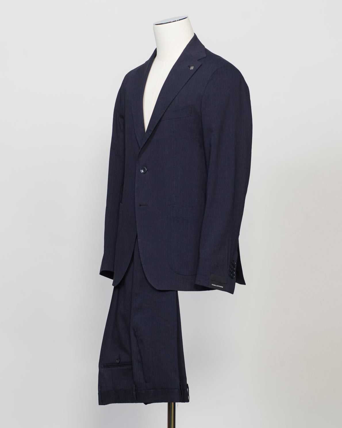Composition: 53% Linen 39% Virgin wool 8% Mohair
Modello: Monte Carlo / 2SMC22K01
Color: Navy / B3075
Unconstructed shoulder
Unlined
2 Buttons
Notch lapel
Patch pockets
Side vents
Flat front trousers
Belt loops
Slanted side pockets
2 back pockets
Made in Martina Franca, Italy Tagliatore Linen Wool & Mohair Suit / Navy