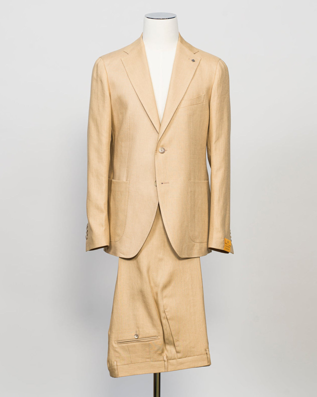Composition: 100% Linen
Modello: Monte Carlo / 2SMC22K01
Color: Pale Yellow / EA916
Unconstructed shoulder
Unlined
2 Buttons
Notch lapel
Patch pockets
Side vents
Flat front trousers
Belt loops
Slanted side pockets
2 back pockets
Made in Martina Franca, Italy Tagliatore Linen Suit / Pale Yellow