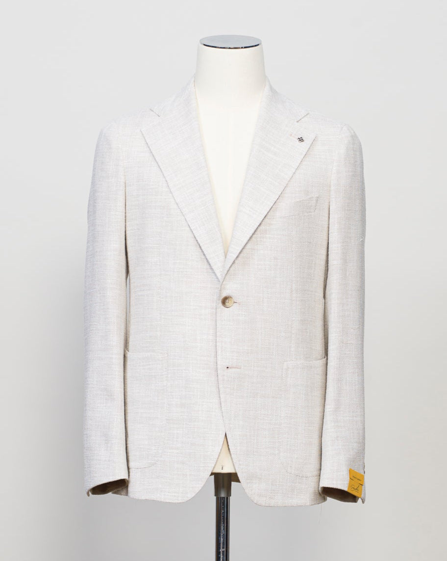 Composition: 48% Virgin wool 24% Silk 20% Cotton 5% Polyamide(Nylon)
Modello: G-PL22K
Color: Light Beige / ET844
Unconstructed shoulder
Unlined
2 Buttons
Notch lapel
Patch pockets
Side vents
Made in Martina Franca, Italy Tagliatore Panama Jacket / Light Beige