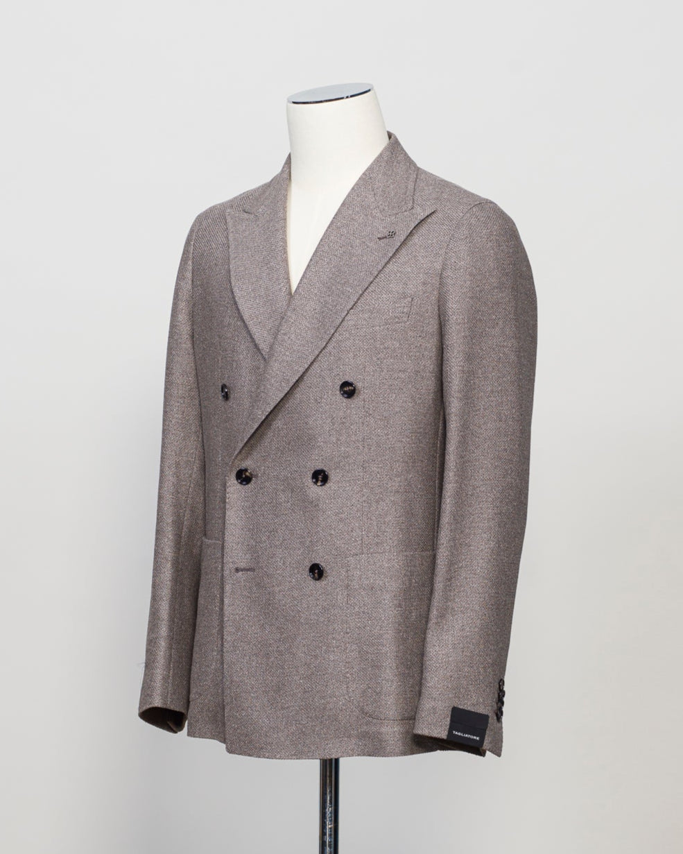 Naturally stretching double breasted hopsack jersey jacket. Crafted in Martina Franca, Italy by Tagliatore.
Natural stretch hopsack jersey jacket
Composition: 72% Silk 28% Virgin wool
Article: 440038 U
Modello: G- WARNER2DK PE
Color: Beige / T3167
Unconstructed
Unlined
Double breasted
Peak lapel
Patch pockets
Side vents
Made in Martina Franca, Italy