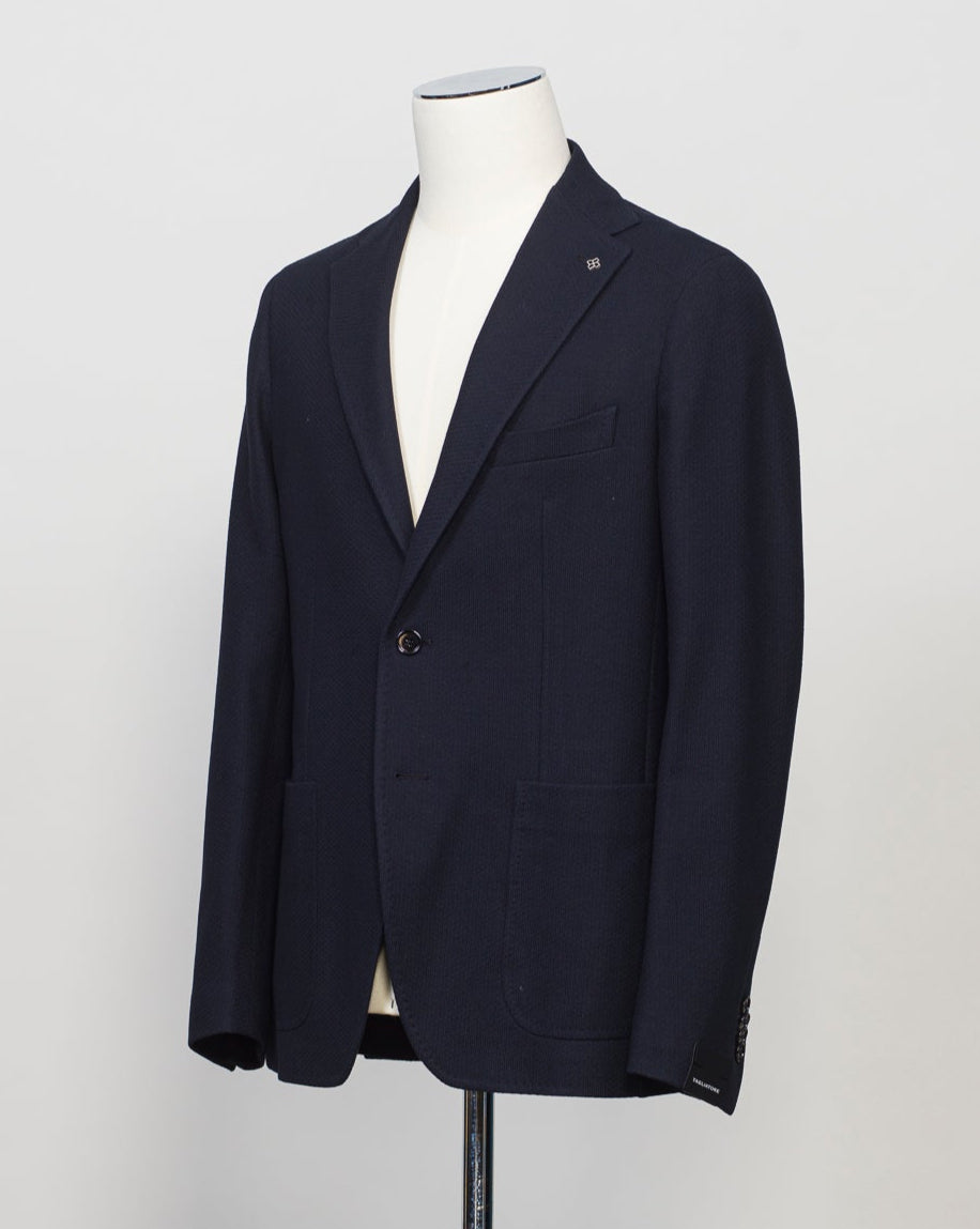 Composition: 100% cotton
Article: 770151 J
Modello: 1SMJ22K
Color: Navy / B3305
Unconstructed
Unlined
Single breasted
Notch lapel
Patch pockets
Side vents
Made in Martina Franca, Italy Tagliatore Cotton Jacket / Navy