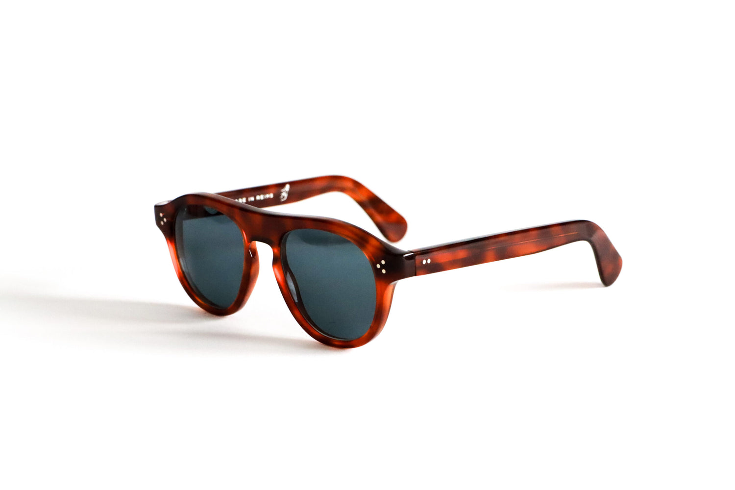 Unisex Model Handcrafted in Reims, France Italian 8 mm Cellulose Acetate Rivet Hinges Keyhole Bridge Category 3 UV400 Organic Sunglass Lenses (UVA & UVB Protection) Comes with a leather case TEMPORAL 142 CALIBER 48,5 BRIDGE 21 ARMS 150