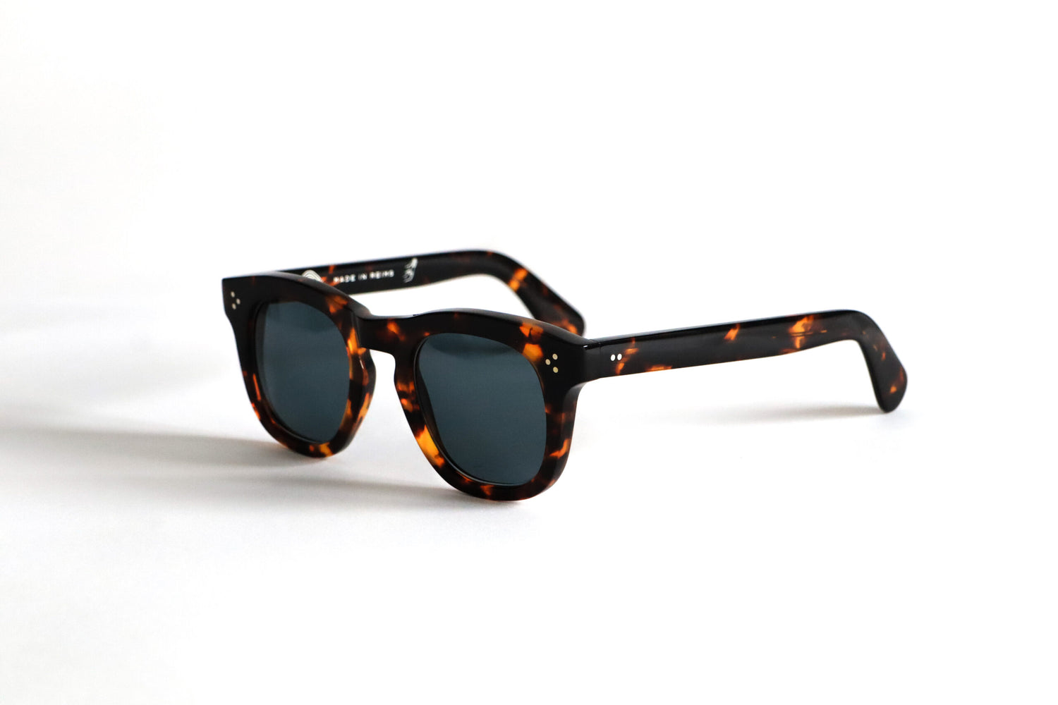 Unisex Model Handcrafted in Reims, France Italian 8 mm Cellulose Acetate Rivet Hinges Keyhole Bridge Category 3 UV400 Organic Sunglass Lenses (UVA & UVB Protection) Comes with a leather case TEMPORAL 140 CALIBER 46 BRIDGE 24 ARMS 150