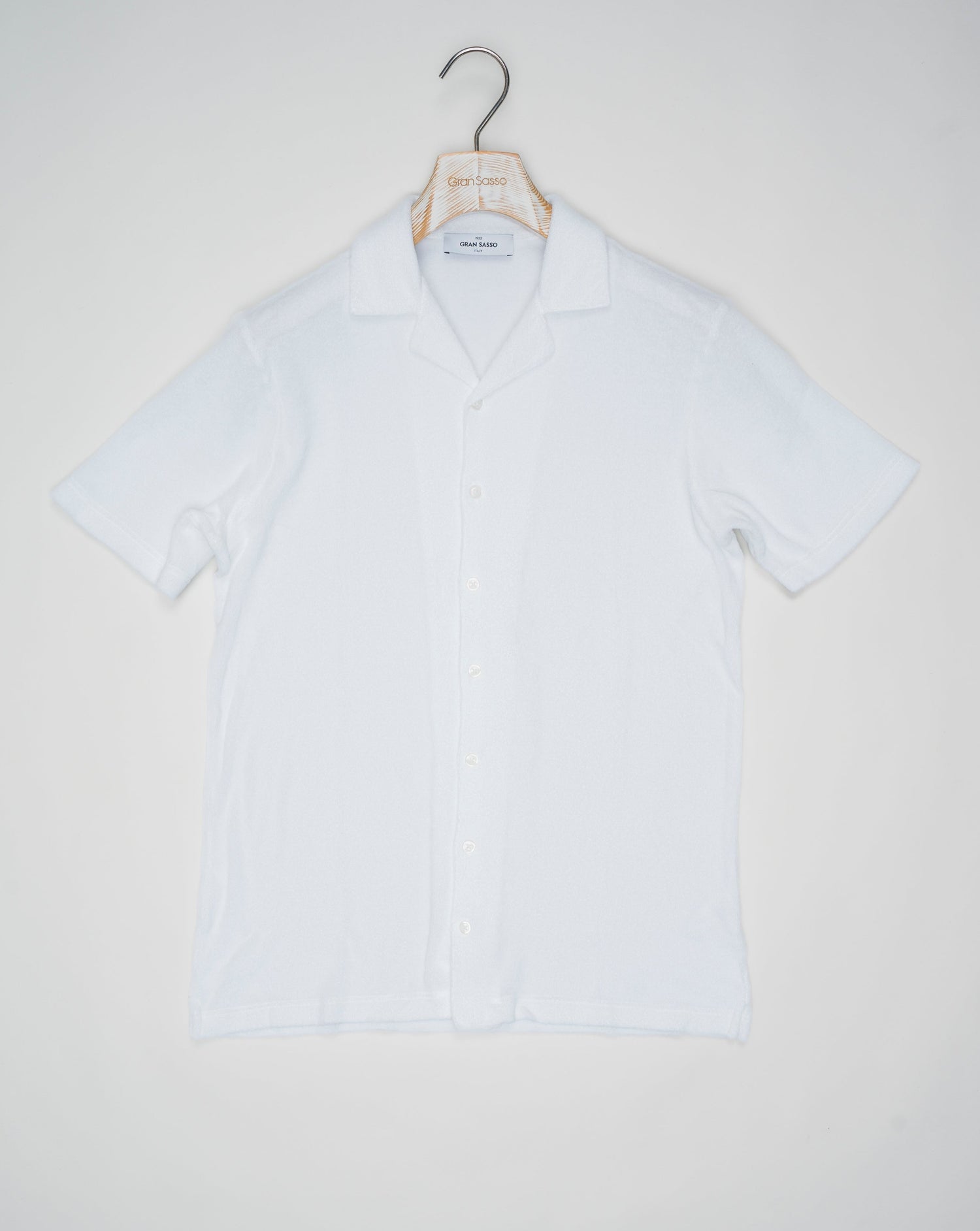 <div>Elevate your resort look with the Gran Sasso Sponge Camp Collar Shirt. Crafted with a unique sponge fabric, this light brown shirt offers a sophisticated and relaxed style. Perfect for any getaway, this shirt adds a touch of luxury to your travel wardrobe.</div> <ul> <li>Composition: 100% Cotton</li> <li>Color: 001 / White</li> <li>Article: 60199 / 79801</li> <li>Made in Italy</li> </ul>