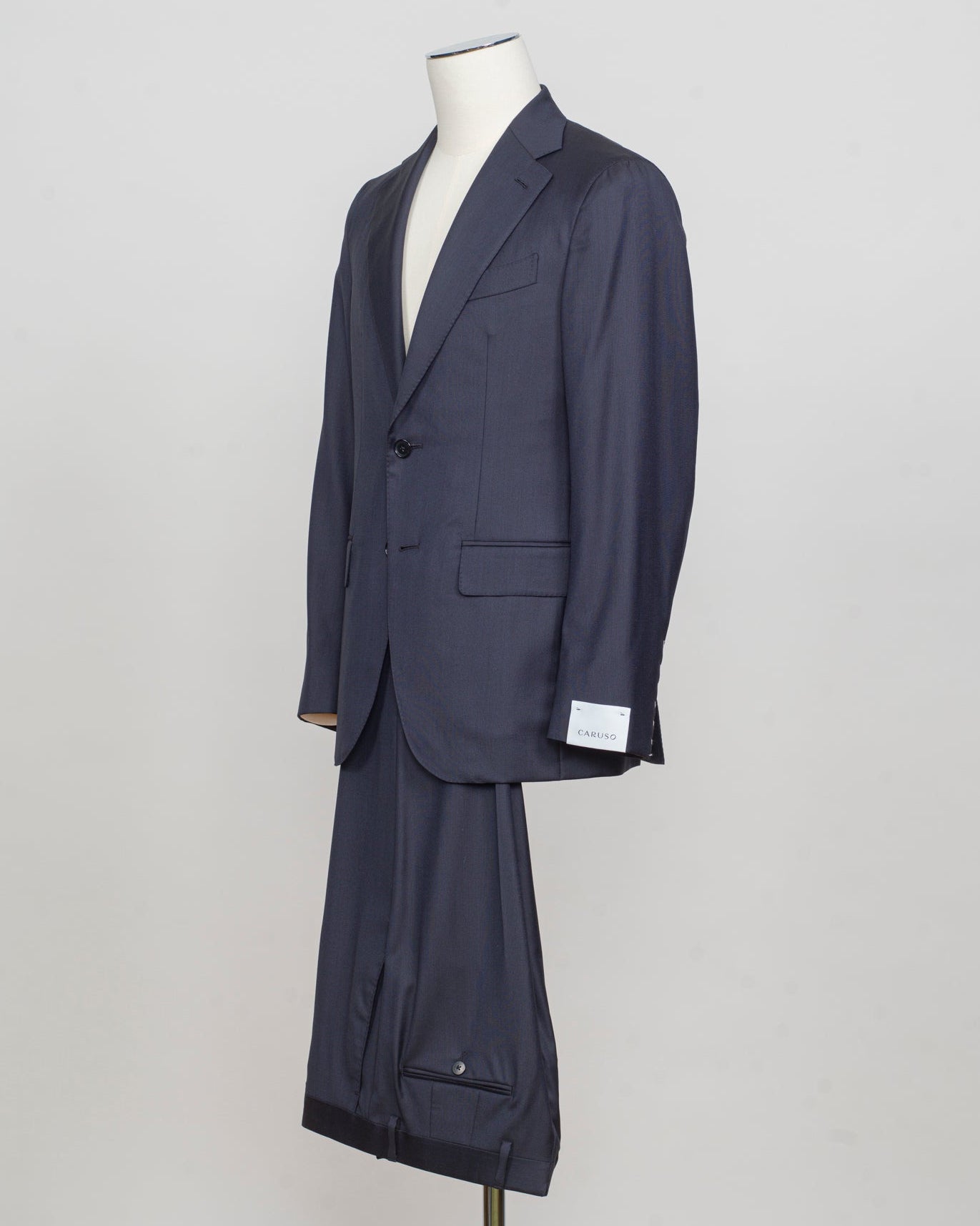 Composition: 100% Super 130's Wool
Farbric: PE0Y16 - 0110 / Navy Blue
Model: Aida
Full Canvas
Made in Soragna, Parma , Italy Caruso Super 130's Wool Suit / Navy