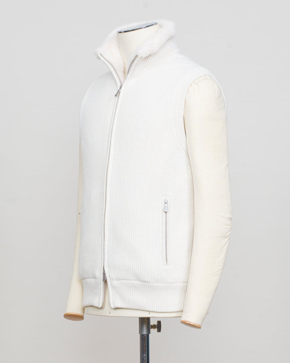 Fisherman's rib 3-ply pure cashmere sleeveless jacket. The metal zippers add a modern, functional touch. The faux fur lining provides warmth and comfort, making it ideal for colder days. The side pockets complete the stylish and practical design.
Outer composition: 100% cashmere
Inner composition: 100% Faux fur
Zipped side pockets
Two-way zipper
Art 23144 15581
Col 001 Cream White
Regular fit
Made in Italy Gran Sasso Eco-Fur & Cashmere Ribbed Vest / White