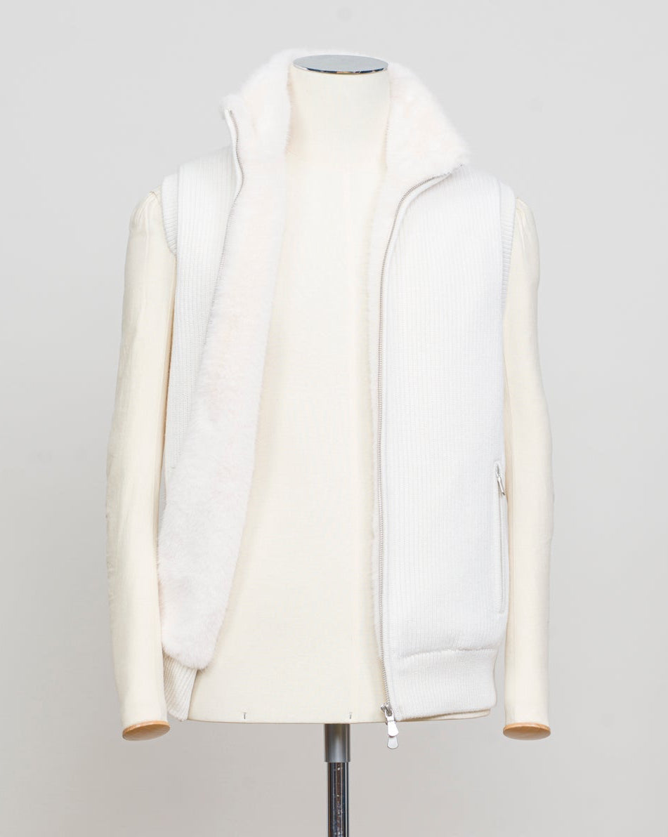 Fisherman's rib 3-ply pure cashmere sleeveless jacket. The metal zippers add a modern, functional touch. The faux fur lining provides warmth and comfort, making it ideal for colder days. The side pockets complete the stylish and practical design.
Outer composition: 100% cashmere
Inner composition: 100% Faux fur
Zipped side pockets
Two-way zipper
Art 23144 15581
Col 001 Cream White
Regular fit
Made in Italy Gran Sasso Eco-Fur & Cashmere Ribbed Vest / White