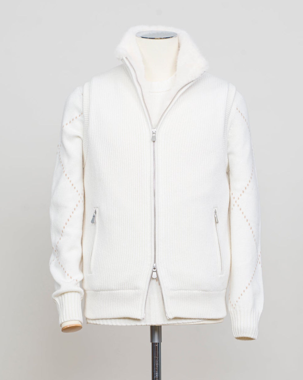 Fisherman's rib 3-ply pure cashmere sleeveless jacket. The metal zippers add a modern, functional touch. The faux fur lining provides warmth and comfort, making it ideal for colder days. The side pockets complete the stylish and practical design.
Outer composition: 100% cashmere
Inner composition: 100% Faux fur
Zipped side pockets
Two-way zipper
Art 23144 15581
Col 001 Cream White
Regular fit
Made in Italy Gran Sasso Eco-Fur & Cashmere Ribbed Vest / White