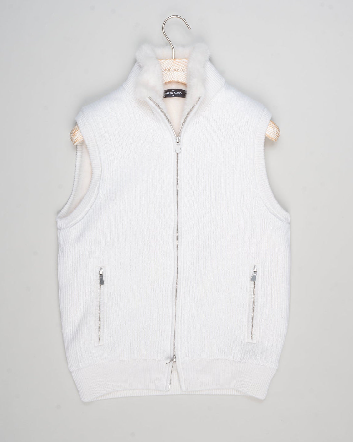 Fisherman's rib 3-ply pure cashmere sleeveless jacket. The metal zippers add a modern, functional touch. The faux fur lining provides warmth and comfort, making it ideal for colder days. The side pockets complete the stylish and practical design.
Outer composition: 100% cashmere
Inner composition: 100% Faux fur
Zipped side pockets
Two-way zipper
Art 23144 15581
Col 001 Cream White
Regular fit
Made in Italy Gran Sasso Eco-Fur & Cashmere Ribbed Vest / White