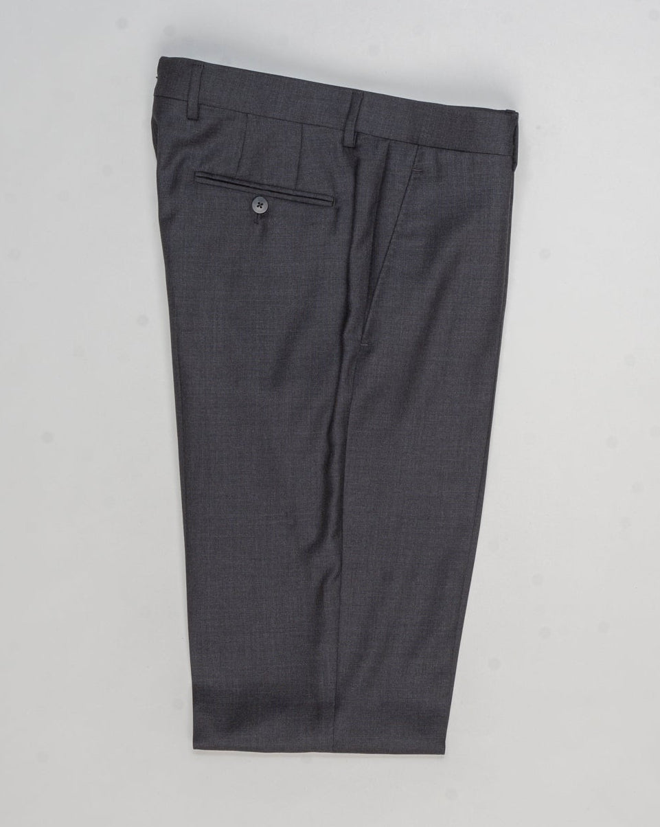 Composition: 100% Super 130's Wool
Farbric: PE0Y16 - 0220 / Grey
Model: Aida
Full Canvas
Made in Soragna, Parma , Italy Caruso Super 130's Wool Suit / Grey