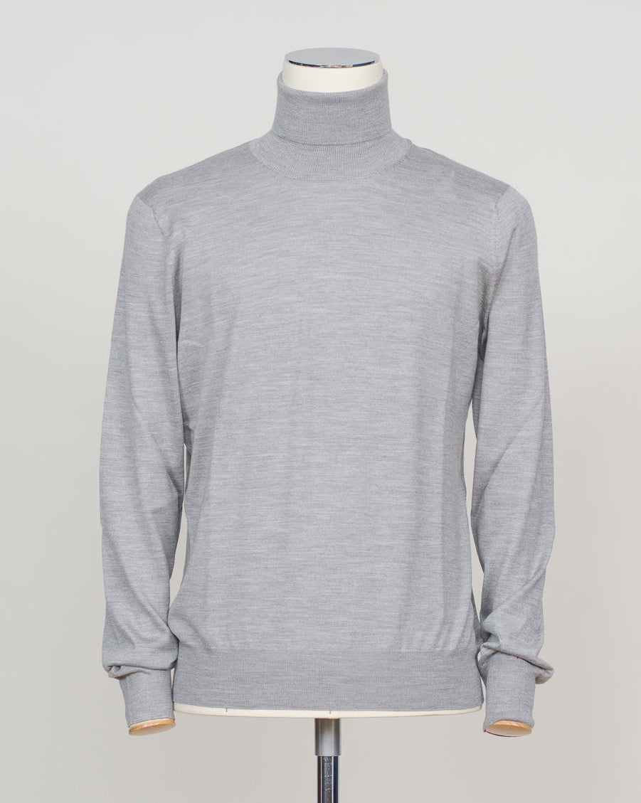 Italian luxury knitwear meets everyday elegance. This Gran Sasso roll neck layers effortlessly under jackets or stands alone as a refined statement piece. The blend of wool, cashmere, and silk delivers warmth without weight, while the silver tone complements both neutral and bold wardrobes. Gran Sasso Wool Cashmere & Silk Roll Neck / Silve