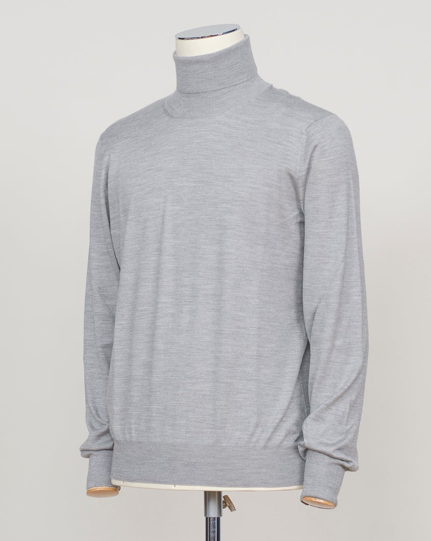 Italian luxury knitwear meets everyday elegance. This Gran Sasso roll neck layers effortlessly under jackets or stands alone as a refined statement piece. The blend of wool, cashmere, and silk delivers warmth without weight, while the silver tone complements both neutral and bold wardrobes. Gran Sasso Wool Cashmere & Silk Roll Neck / Silve