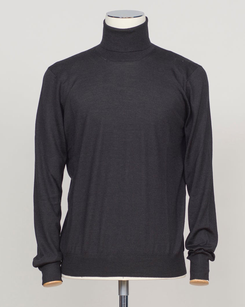 Luxurious roll neck in a refined blend of wool, cashmere and silk. The dark brown hue pairs effortlessly with tailored trousers and formal wear. Gran Sasso's Italian craftsmanship ensures a sumptuous drape and enduring comfort. A timeless layering essential for the discerning wardrobe. Gran Sasso Wool Cashmere & Silk Roll Neck / Black