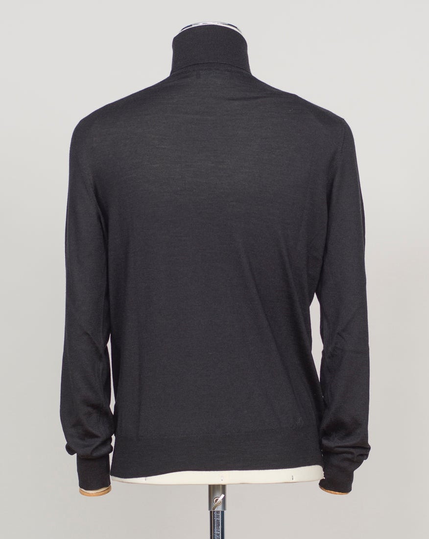Luxurious roll neck in a refined blend of wool, cashmere and silk. The dark brown hue pairs effortlessly with tailored trousers and formal wear. Gran Sasso's Italian craftsmanship ensures a sumptuous drape and enduring comfort. A timeless layering essential for the discerning wardrobe. Gran Sasso Wool Cashmere & Silk Roll Neck / Black