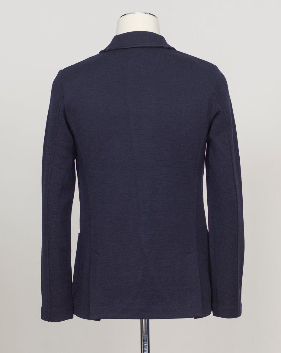 Refined elegance in pure merino. Gran Sasso's knitted blazer in navy delivers structured sophistication without formality—a foundation piece that transitions seamlessly from office to evening. Engineered for layering and designed to last. Gran Sasso Knitted Blazer / Navy Rain wool