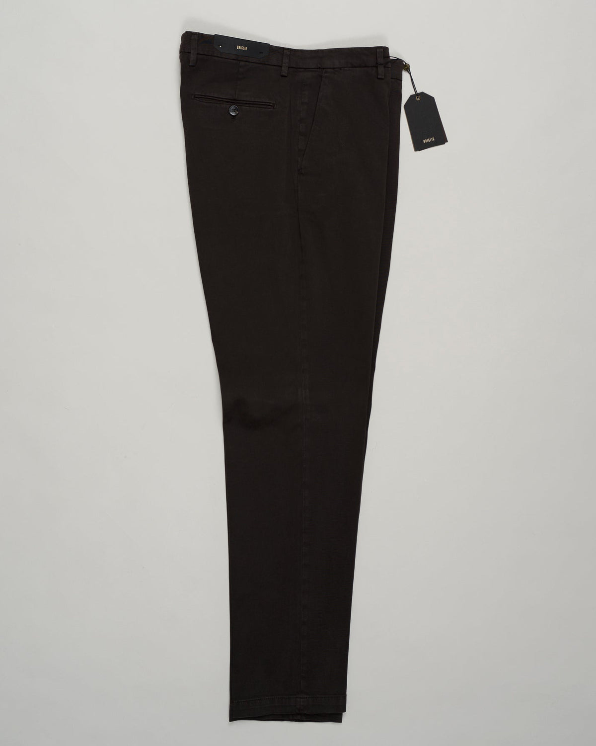 Italian cotton chinos in a refined dark brown. Crafted from premium Naviglio cotton with a relaxed yet tailored fit. Versatile enough for casual weekends or dressed up with a blazer. Clean lines and understated elegance—a wardrobe essential Briglia Naviglio Cotton Chinos / Dark Brown