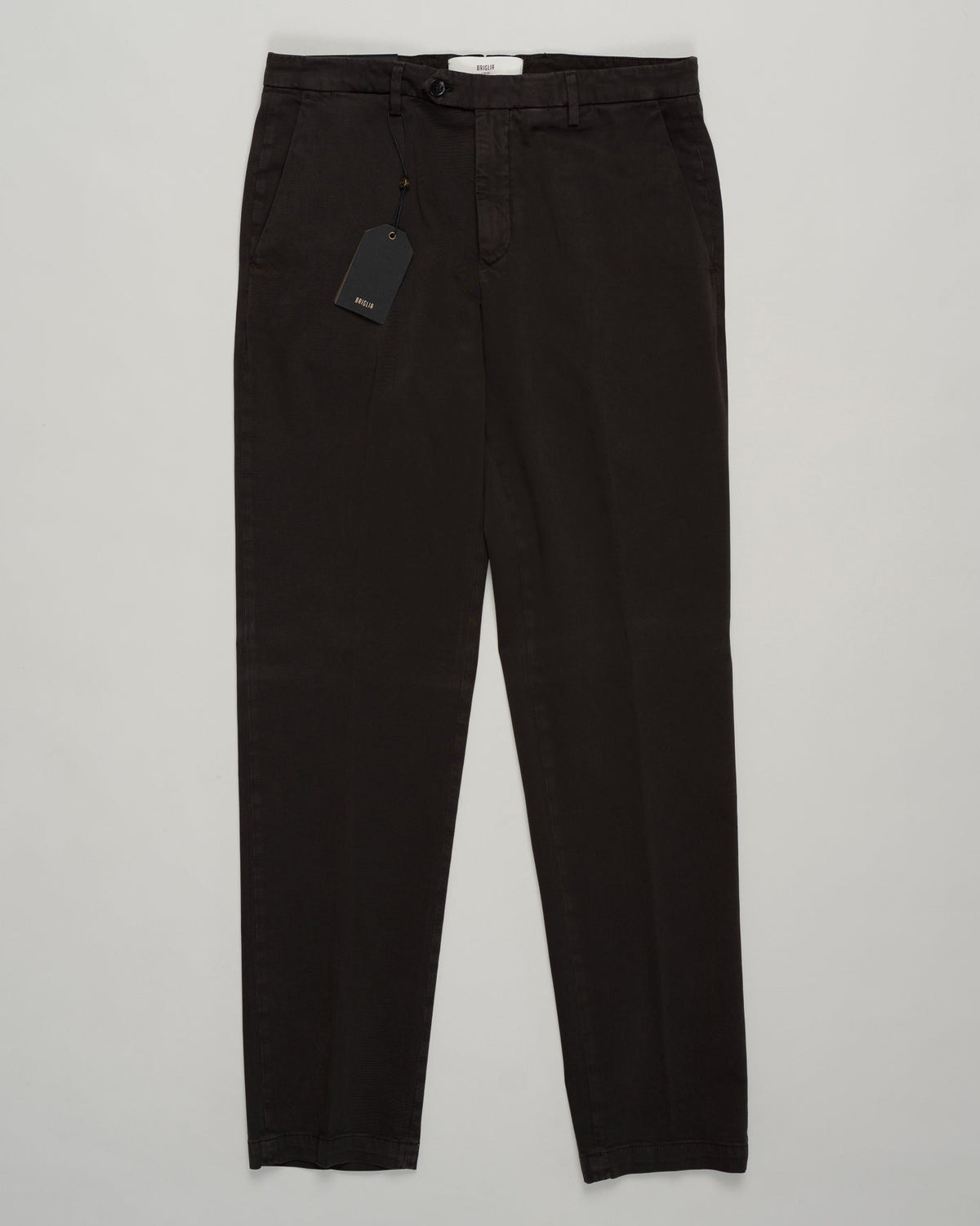 Italian cotton chinos in a refined dark brown. Crafted from premium Naviglio cotton with a relaxed yet tailored fit. Versatile enough for casual weekends or dressed up with a blazer. Clean lines and understated elegance—a wardrobe essential Briglia Naviglio Cotton Chinos / Dark Brown