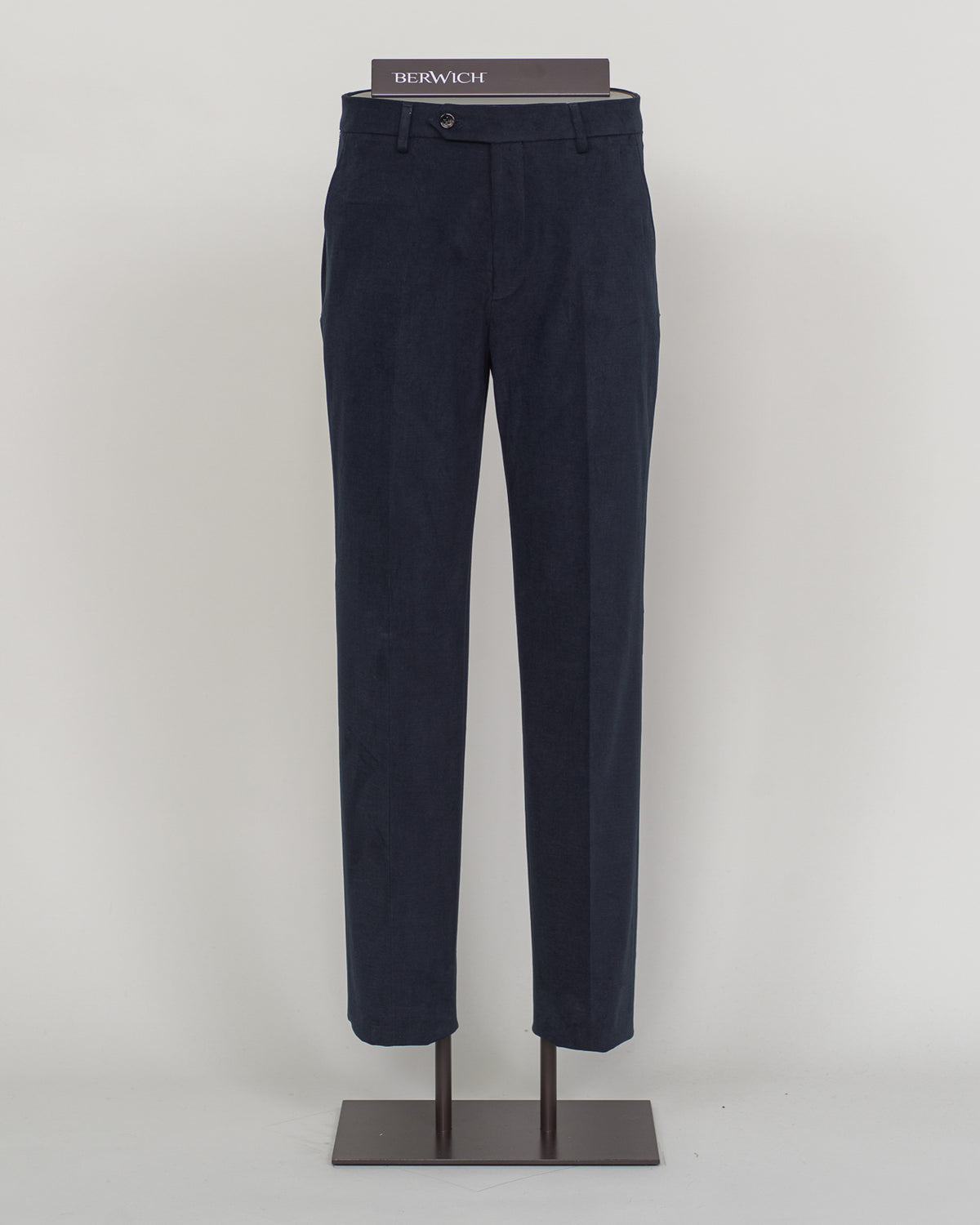 Crafted from premium brushed cotton, these Berwich chinos deliver understated sophistication with a refined texture that softens with wear. The navy colorway pairs effortlessly with neutral tones and seasonal palettes alike. A structured fit with classic proportions ensures versatility across casual and semi-formal occasions. Finished with attention to detail that defines Italian menswear craftsmanship.