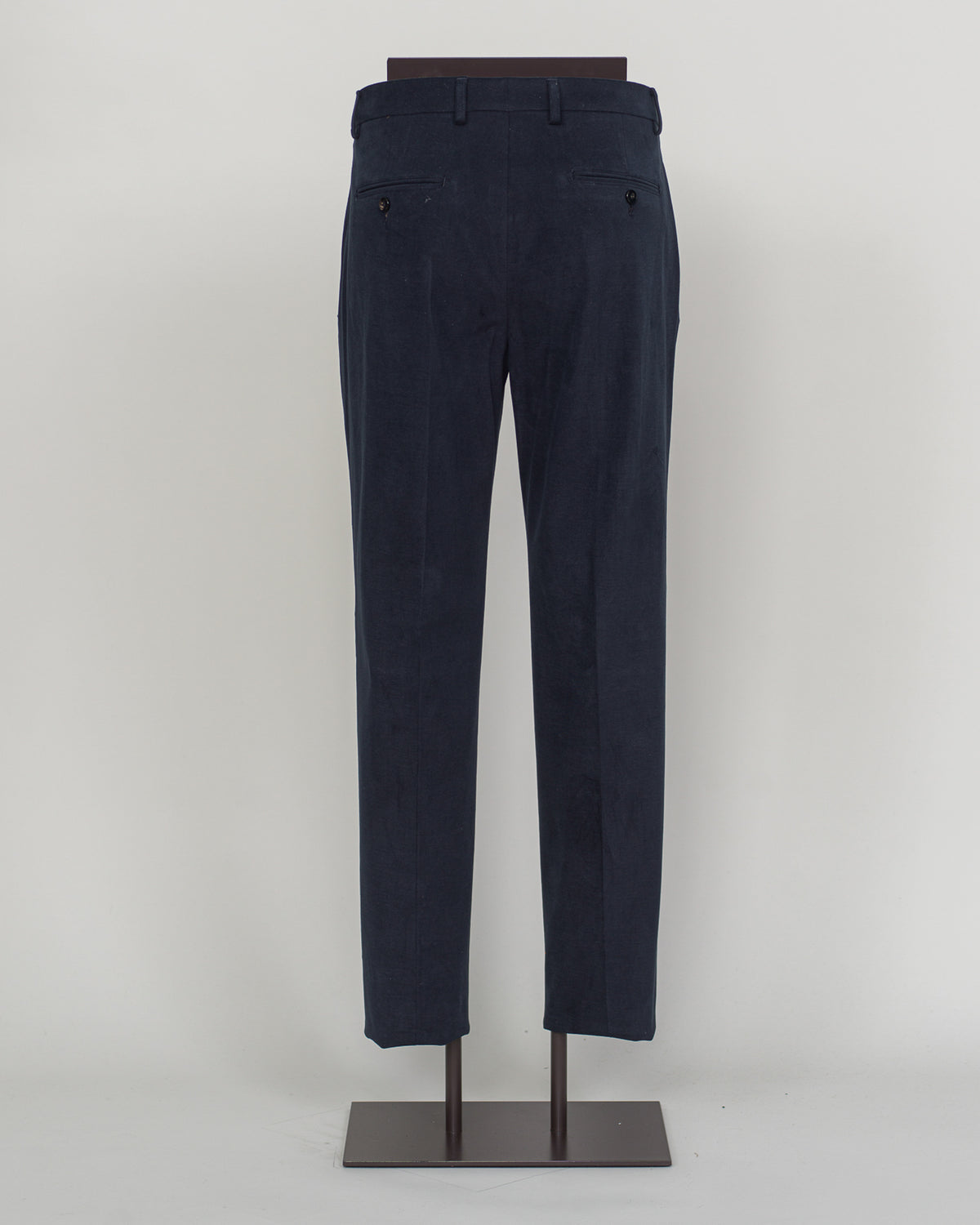 Crafted from premium brushed cotton, these Berwich chinos deliver understated sophistication with a refined texture that softens with wear. The navy colorway pairs effortlessly with neutral tones and seasonal palettes alike. A structured fit with classic proportions ensures versatility across casual and semi-formal occasions. Finished with attention to detail that defines Italian menswear craftsmanship.