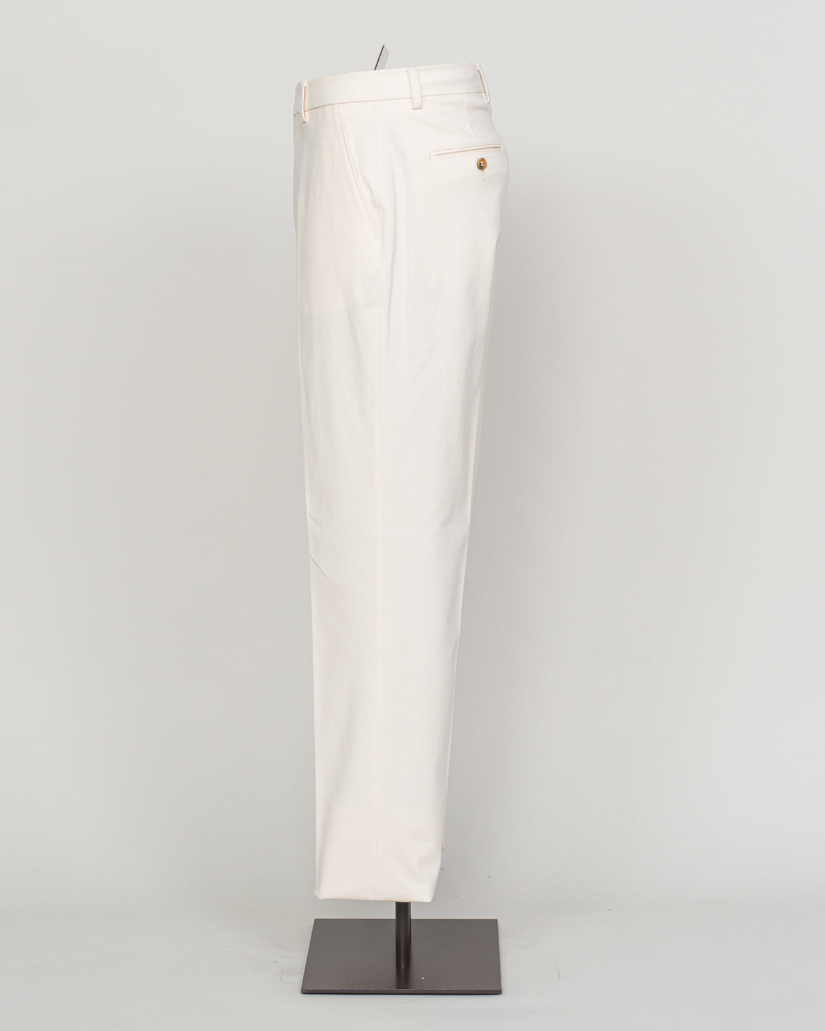 Understated elegance meets everyday comfort in these Berwich brushed cotton chinos. Crafted from soft, refined cotton with a subtle nap finish, they drape with a relaxed sophistication ideal for both casual weekends and smart-casual occasions. The clean white colorway pairs effortlessly with any palette. Cut for a modern fit that honors traditional tailoring principles, these chinos deliver the versatility and quality that define Berwich's Italian heritage.