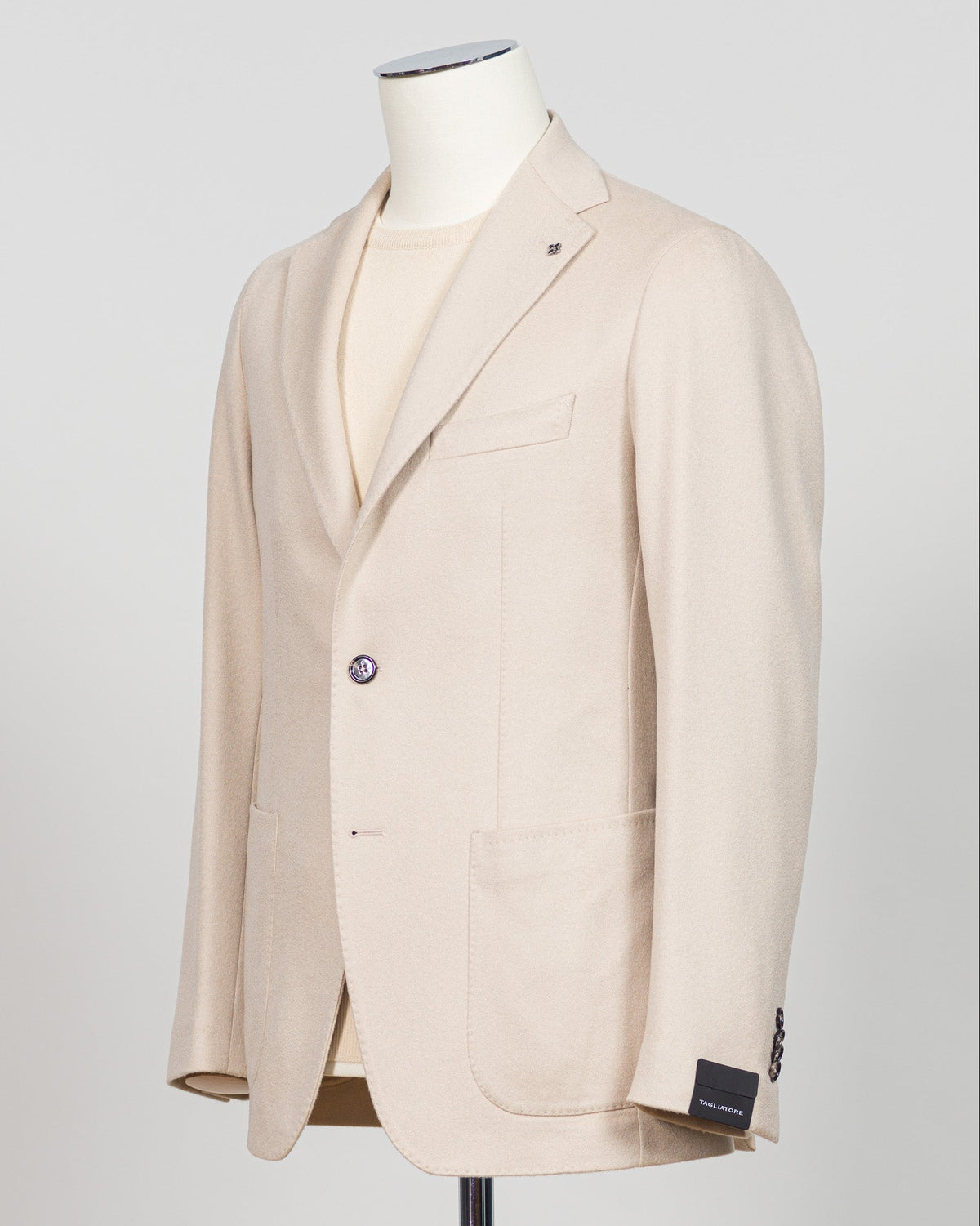 Luxurious cashmere sport jacket by Tagliatore in a refined light beige. Crafted from premium pure cashmere for exceptional softness and warmth. Tailored silhouette with classic styling that transitions seamlessly from business to casual occasions. An investment piece perfect for layering or wearing standalone. Ideal for those seeking timeless Italian craftsmanship and understated elegance. Tagliatore Cashmere Jacket / Light Beige