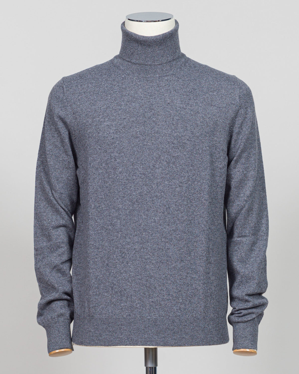 Italian craftsmanship meets understated elegance. This Gran Sasso cashmere roll neck in oat delivers refined warmth through premium fibers and meticulous construction. A versatile layering piece that anchors both formal and relaxed wardrobes with timeless appeal. Gran Sasso Cashmere Roll Neck / Grey