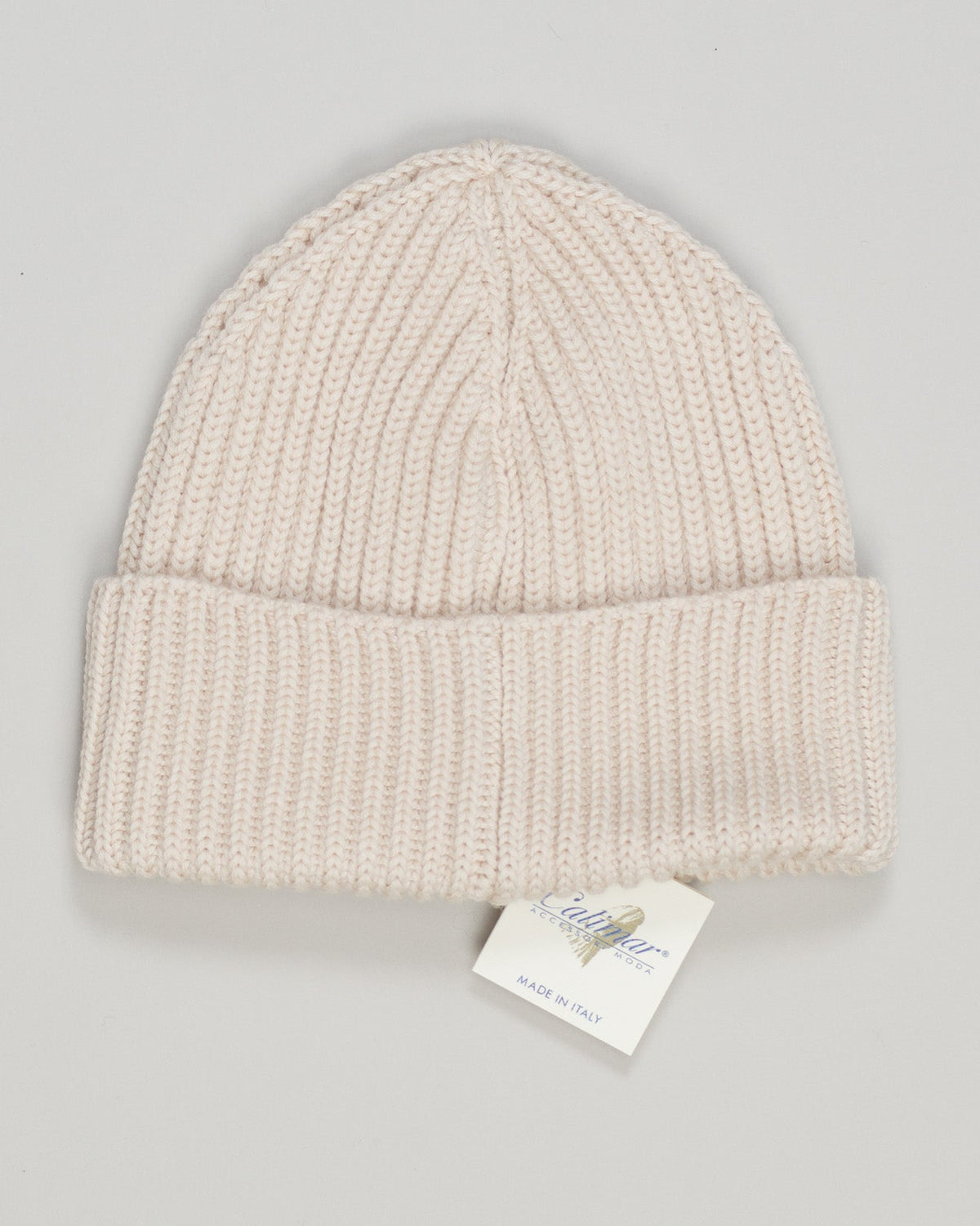 Refined comfort in pure merino wool. The Calimar beanie features a ribbed knit construction that moves with you, offering warmth without bulk. Light beige pairs effortlessly with your everyday pieces. Premium Italian knitwear, designed for understated elegance. Calimar Ribbed Merino Beanie / Light Beige