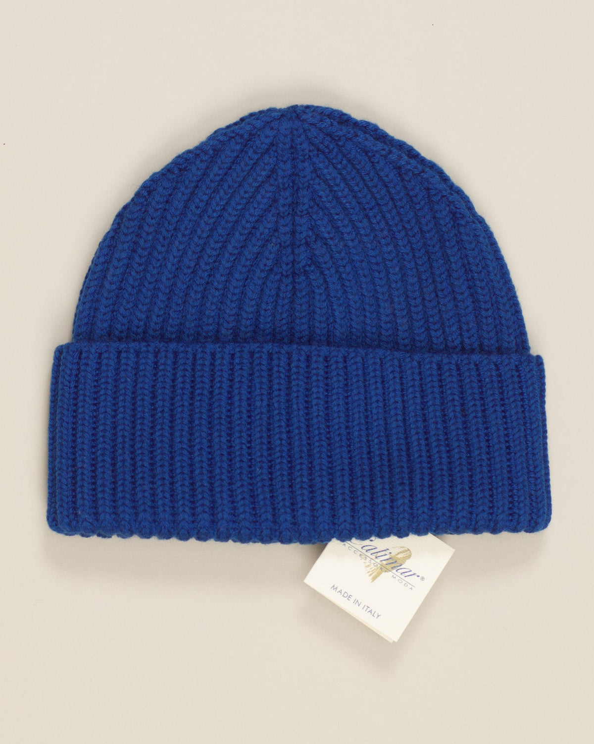 Crafted from pure merino wool, this ribbed beanie delivers natural temperature regulation and breathability for year-round wear. The refined construction and classic silhouette pair effortlessly with premium knitwear and outerwear. Soft, durable, and designed for those who value quality essentials. Calimar Ribbed Merino Beanie / Royal Blue