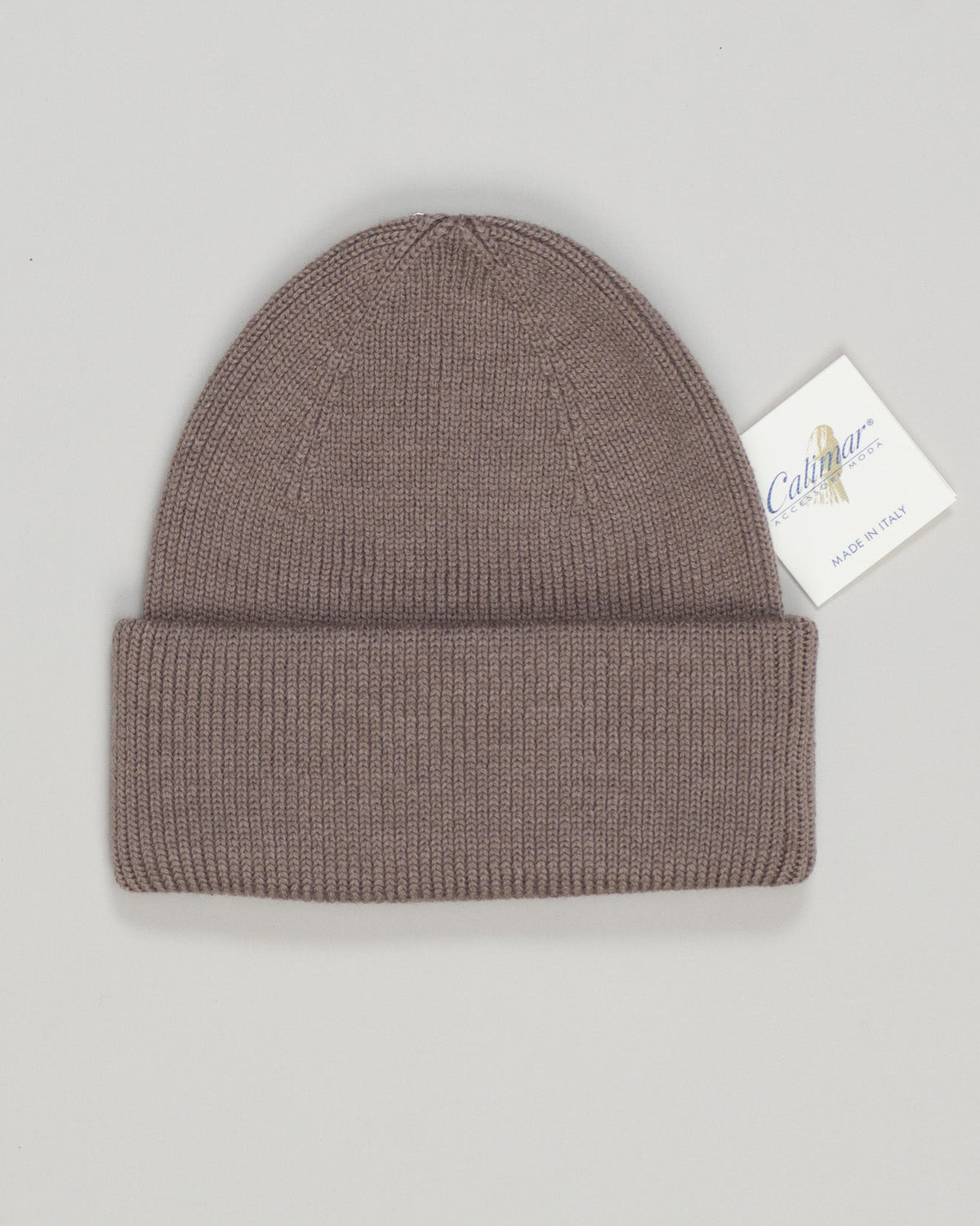 A refined wool watch cap in warm taupe, crafted for understated elegance and everyday versatility. The tightly knit construction offers structure and durability, while the soft wool blend provides comfort through seasons.
