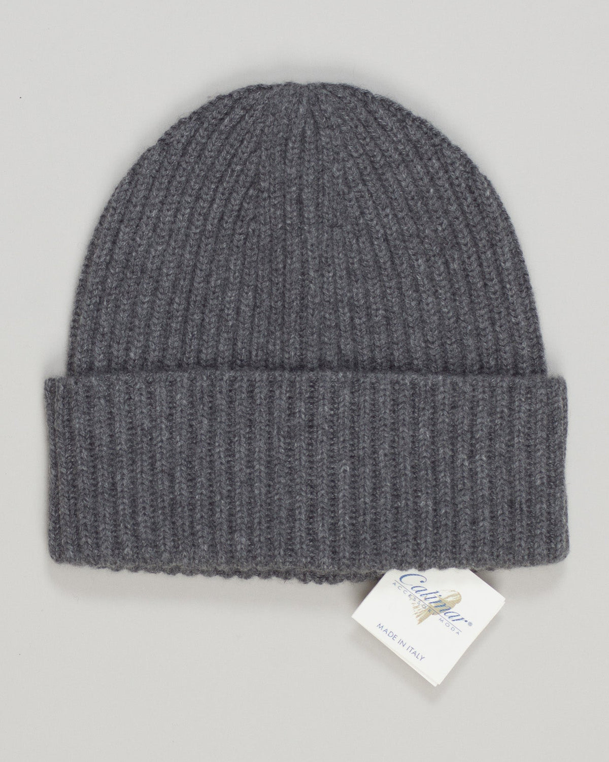 Crafted from lightweight cashmere, this minimalist beanie delivers understated elegance and everyday comfort. The soft grey tone pairs effortlessly with any wardrobe. Perfect for those seeking premium quality in a timeless essential. Calimar Light Cashmere Beanie / Grey