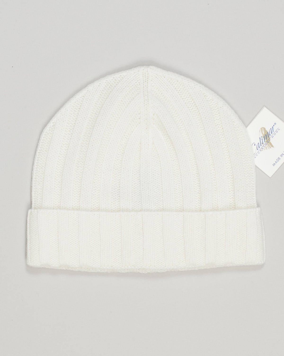 Refined cashmere beanie in crisp white. Lightweight construction ideal for transitional weather, offering subtle warmth without bulk. Premium yarn ensures softness against skin and lasting durability through repeated wear. Minimalist silhouette complements any wardrobe with understated elegance. Calimar Light Cashmere Beanie / White
