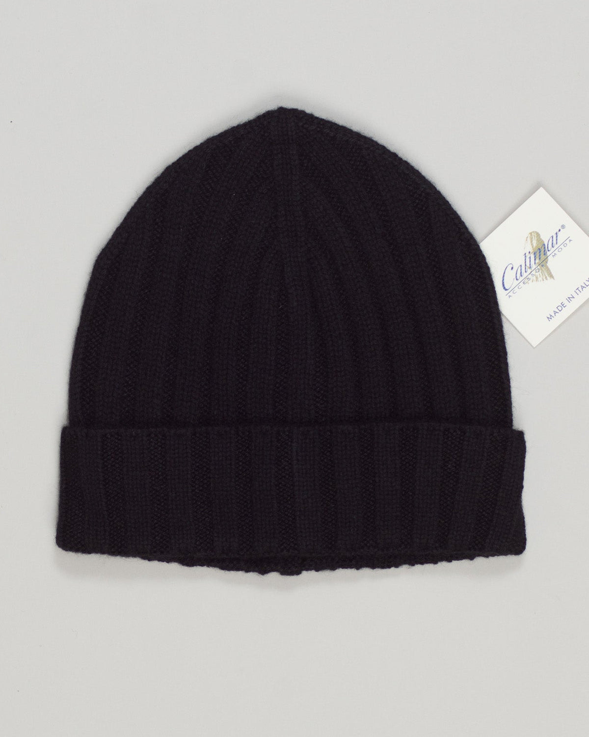 Crafted from premium lightweight cashmere, this minimalist beanie delivers uncompromising softness and breathability. The refined black colorway pairs effortlessly with any wardrobe. Perfect for transition seasons or layered wear, it combines luxury comfort with timeless elegance. Calimar Light Cashmere Beanie / Black