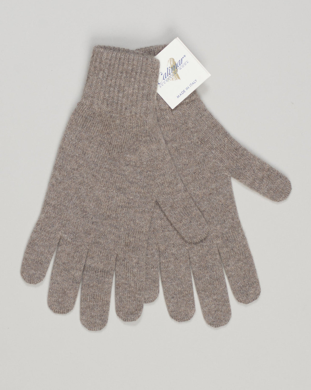 Pure cashmere gloves crafted with refined elegance. Soft, breathable construction ensures comfort through colder months. A luxury essential for the discerning wardrobe. Calimar Cashmere Gloves / Taupe