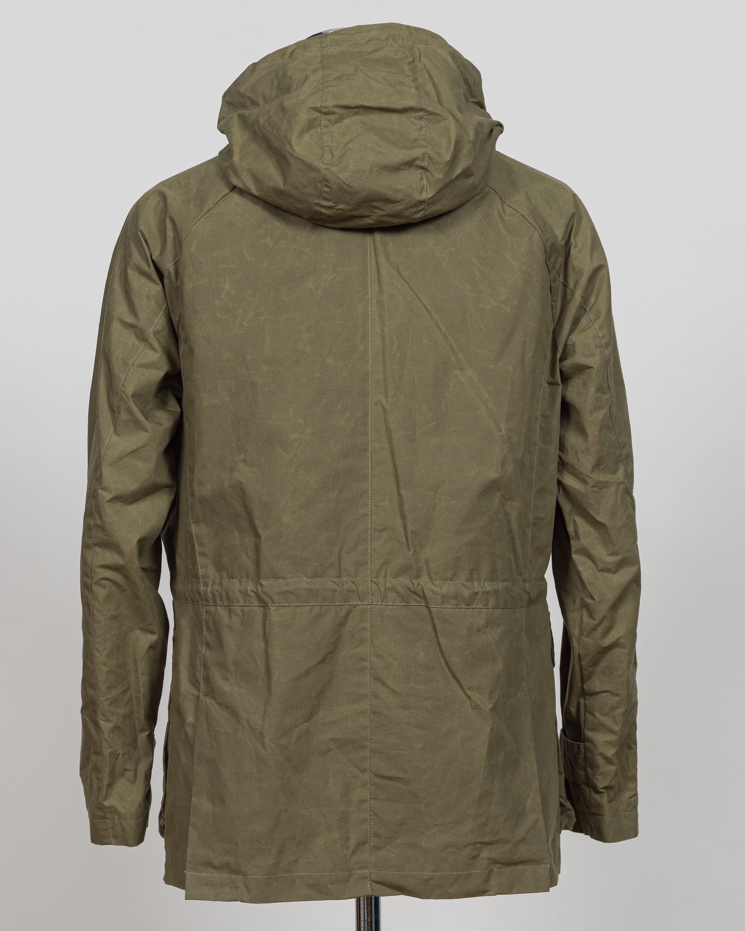 A timeless waxed cotton short parka built for versatile layering and unpredictable weather. The water-resistant finish and structured silhouette offer refined protection without bulk, while the compact length ensures easy movement and pairs seamlessly with tailored pieces. Durable construction and a refined aesthetic make it a wardrobe essential for the discerning gentleman.