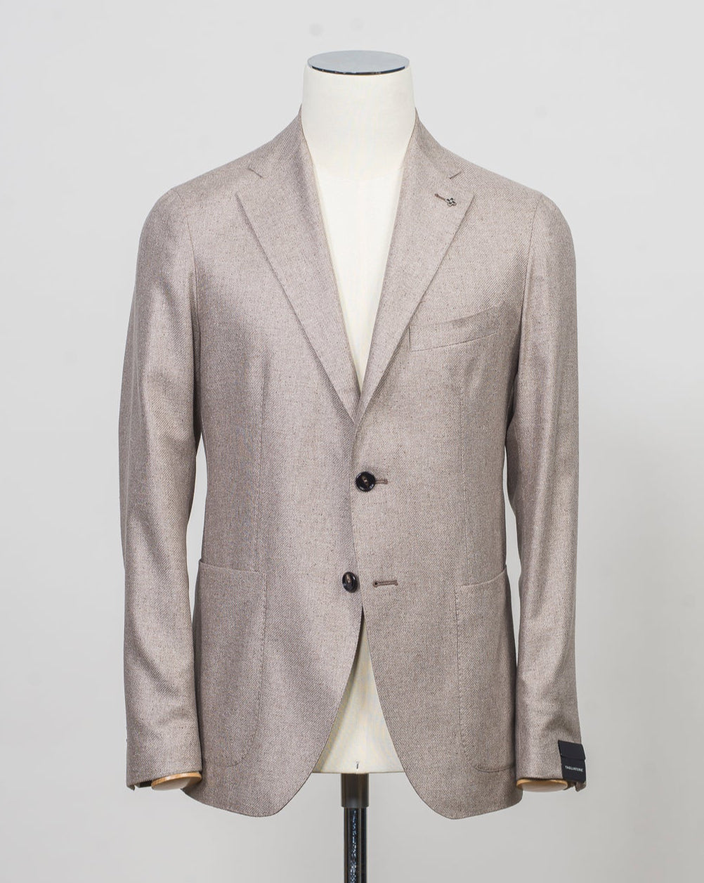 Composition: 100% Silk
Modello: Monte Carlo / 1SMC22K
Color: Taupe / T3163
Unconstructed shoulder
Unlined
2 Buttons
Notch lapel
Patch pockets
Side vents
Made in Martina Franca, Italy Tagliatore Silk Jacket / Taupe