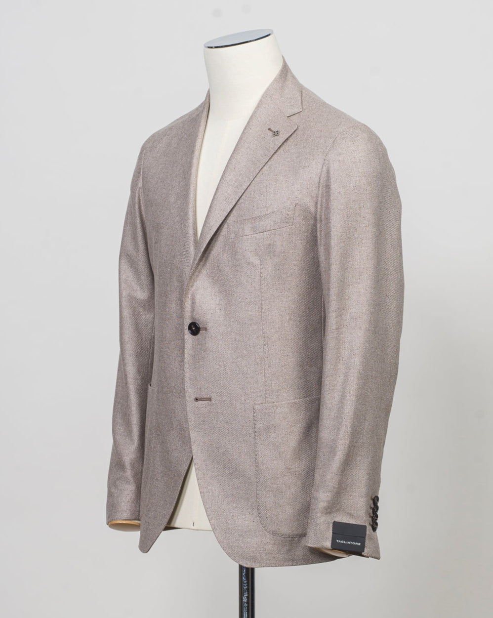 Composition: 100% Silk
Modello: Monte Carlo / 1SMC22K
Color: Taupe / T3163
Unconstructed shoulder
Unlined
2 Buttons
Notch lapel
Patch pockets
Side vents
Made in Martina Franca, Italy Tagliatore Silk Jacket / Taupe