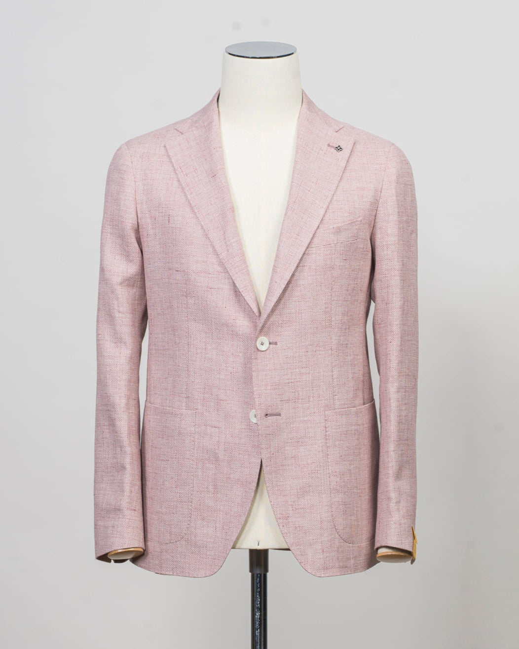 Composition: 56% Linen 44% Cotton
Modello: Monte Carlo / 1SMC22K
Color: Rosa / EY924
Unconstructed shoulder
Unlined
2 Buttons
Notch lapel
Patch pockets
Side vents
Made in Martina Franca, Italy