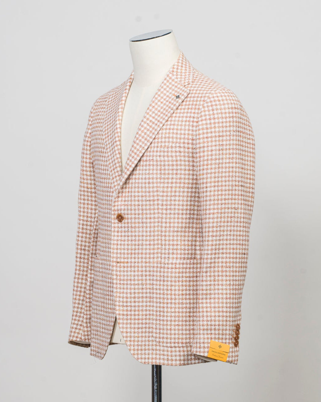 Composition: 79% Cotton 9% Silk 5% Linen 4% Virgin wool 2% Viscose 1% Elastan
Modello: Monte Carlo / 1SMC22K
Color: Orange & White / EO963
Unconstructed shoulder
Unlined
2 Buttons
Notch lapel
Patch pockets
Side vents
Made in Martina Franca, Italy