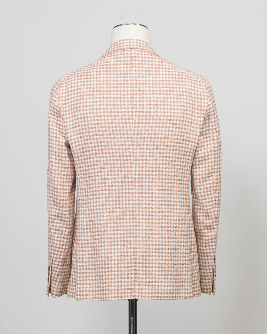 Composition: 79% Cotton 9% Silk 5% Linen 4% Virgin wool 2% Viscose 1% Elastan
Modello: Monte Carlo / 1SMC22K
Color: Orange & White / EO963
Unconstructed shoulder
Unlined
2 Buttons
Notch lapel
Patch pockets
Side vents
Made in Martina Franca, Italy