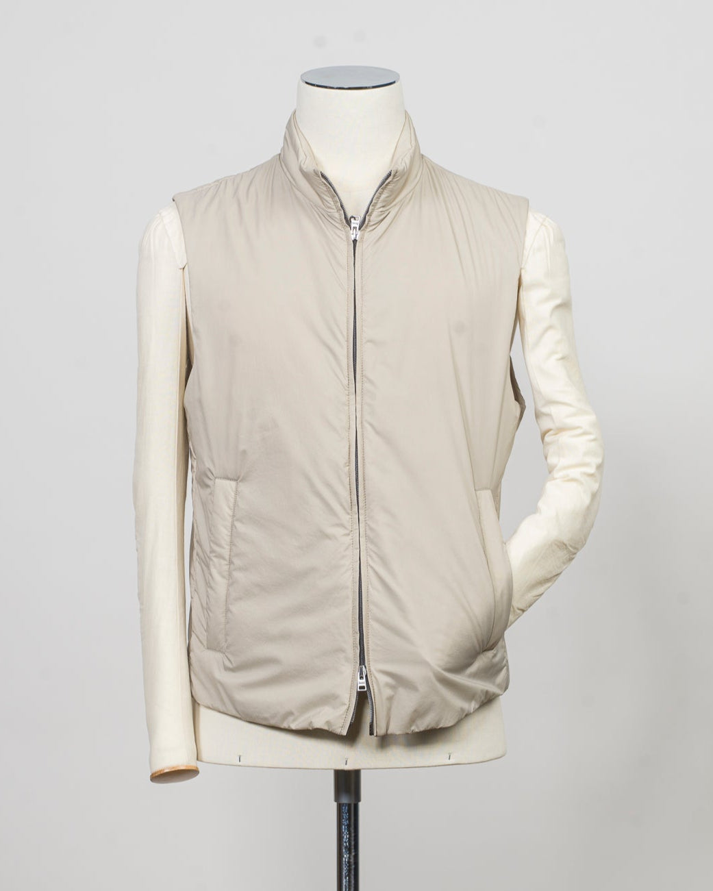 100% nylon
Synthetic padding
Regular fit
High collar
Two way zip fastening
Press stud side pockets
